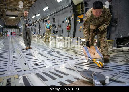 Reserve Citizen Airmen del 312 Airlift Squadron fare i preparativi a bordo di un C-5M Super Galaxy durante l'esercizio Nexus Rising alla base dell'aeronautica militare Travis, California, 4 giugno 2022. Nexus Rising è un esercizio di preparazione progettato per testare la capacità dell'Ala 349th Air Mobility di generare, impiegare e sostenere operazioni aeree in un ambiente di combattimento simulato. Le missioni includono il salvataggio aereo, l'evacuazione aeronautica, il sollevamento aereo per carico e personale, il rifornimento aereo, l'elaborazione di spiegamento, le operazioni portuali aeree, il comando e il controllo. Riserva Citizen Airmen dalla 349th Air Mobility Wing, Soldi Foto Stock