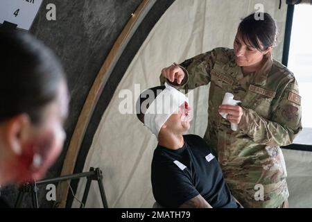 Tech Sgt. Lisa Gonzales-Marin, 349th Medical Squadron fornisce il trattamento medico per l'esercizio Nexus Rising alla base dell'aeronautica militare di Travis, California, 3 giugno 2022. Nexus Rising è un esercizio di preparazione progettato per testare la capacità dell'Ala 349th Air Mobility di generare, impiegare e sostenere operazioni aeree in un ambiente di combattimento simulato. Le missioni includono il salvataggio aereo, l'evacuazione aeronautica, il sollevamento aereo per carico e personale, il rifornimento aereo, l'elaborazione di spiegamento, le operazioni portuali aeree, il comando e il controllo. Riserva Citizen Airmen di Travis, membri della Guardia nazionale dell'esercito di Fairfield, e. Foto Stock