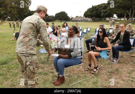 La moglie degli Stati Uniti Il comando dell'esercito Sgt. Major Oliver Damon, CSM uscente del 578th BEB, riceve un bouquet di fiori durante il cambio di responsabilità per il comando Sgt. Major. Alexandre Santana, CSM entrante del 578 BEB, al Kearny Mesa Recreation Park, California, il 4 giugno 2022. La cerimonia del cambiamento di responsabilità è un evento tradizionale destinato a rafforzare l'autorità ufficiale non commissionata negli Stati Uniti E sottolinea il loro sostegno alla catena di comando. Foto Stock