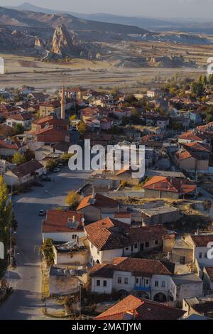 Vista di Cavusin dal crinale roccioso in Cappadocia, provincia di Nevsehir Foto Stock