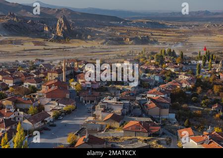 Vista di Cavusin dal crinale roccioso in Cappadocia, provincia di Nevsehir Foto Stock