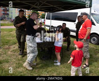 I membri dell'esercito polacco hanno ospitato un evento di reclutamento e relazioni con la comunità a Ostrołęka, Polonia, 4 giugno 2022. Mentre lì le truppe americane, polacche e rumene del Gruppo di battaglia dell'EFP Polonia interagivano con i membri della comunità locale e consentivano loro di interagire con diverse attrezzature militari. Foto Stock