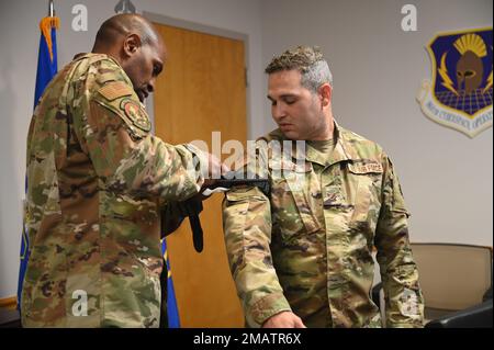 Jarvis Croff, 960th Operations Support Flight Commander, applica un tourniquet di applicazioni di combattimento al Senior Airman Cesar Zayas, 960th tecnico di supporto clienti del Cyberspace Operations Group, durante un corso di formazione tattico di assistenza in caso di incidente 4 giugno 2022, presso la base congiunta San Antonio-Chapman Training Annex, Texas. Il CAT è progettato in modo da poter essere applicato a se stessi o a un'altra persona. Foto Stock