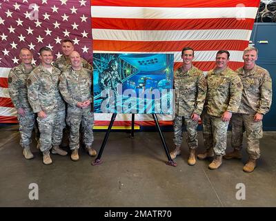 New York Air National Guard Airmen che hanno fatto parte della missione del 2017 per salvare due equipanti a bordo della posa di Motor Vessel Tamar con un dipinto che commemora la missione durante una cerimonia di premiazione il 4 giugno 2022 a F.S. Base della Guardia Nazionale aerea di Gabreski a Westhampton Beach, New York. Il 24 aprile 2017, gli Airmen parasalcue e i Combat Rescue Officer saltarono nell'Oceano Atlantico di notte per salire a bordo della nave ed eseguire un intervento chirurgico di emergenza per salvare due marinai gravemente bruciati. Le foto sono, da sinistra: Il Colon. Stephen Rush (medico di squadra), il Maestro Sgt. Erik Blom, il Colon. Shawn Boughal, il Maj. Marty Viera, Foto Stock