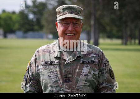 Chief Warrant Officer 5 Thomas Galoff, è in piedi per una foto vicino a Camp Ripley, 4 giugno 2022. Galoff si ritirerà quest'estate con più di 40 anni di servizio. Ha iniziato la sua carriera nel 1980 con il 724th Engineer Battalion della Guardia Nazionale del Wisconsin come ingegnere di combattimento e operatore di attrezzature pesanti. (Foto della Guardia Nazionale del Minnesota di Sgt. Mahsima Alkamooneh) Foto Stock