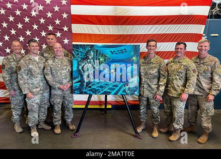 New York Air National Guard Airmen che hanno fatto parte della missione del 2017 per salvare due equipanti a bordo della posa di Motor Vessel Tamar con un dipinto che commemora la missione durante una cerimonia di premiazione il 4 giugno 2022 a F.S. Base della Guardia Nazionale aerea di Gabreski a Westhampton Beach, New York. Il 24 aprile 2017, gli Airmen parasalcue e i Combat Rescue Officer saltarono nell'Oceano Atlantico di notte per salire a bordo della nave ed eseguire un intervento chirurgico di emergenza per salvare due marinai gravemente bruciati. Le foto sono, da sinistra: Il Colon. Stephen Rush (medico di squadra), il Maestro Sgt. Erik Blom, il Colon. Shawn Boughal, il Maj. Marty Viera, Foto Stock