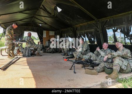 BASE DELL'AERONAUTICA DI TINKER, OKLA. – I cadetti della Guardia nazionale dell'esercito del Kansas e dell'Oklahoma sono debriefing dopo una missione simulata da parte dei loro ufficiali di addestramento alla base dell'aeronautica di Tinker, Oklahoma, 4 giugno 2022. “Lavorare insieme al cadre della Officer Candidate School in Oklahoma ci avvicina come team”, ha affermato il Capt. Adam Taylor, del Kansas ARNG. Foto Stock