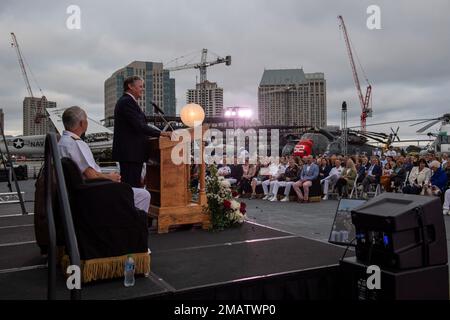 220605-N-OA516-1104 SAN DIEGO (4 giugno 2022) – ADM posteriore (RET.) John “Mac” McLaughlin, presidente e amministratore delegato, USS Midway Museum, parla durante la cerimonia di commemorazione del 80th° anniversario della Battaglia di Midway e del Centenario degli Stati Uniti Portaerei Navy al museo USS Midway di San Diego, giugno 4. Gli Stati Uniti La determinazione, lo zelo e il coraggio della Marina nella Battaglia di Midway, combattuta il 4-7 giugno 1942, arrestò l’avanzata della marina imperiale giapponese e trasformò la marea della guerra nel Pacifico durante la seconda guerra mondiale La vittoria a Midway ha ridefinito la guerra navale, mettendo in mostra l'aria Foto Stock