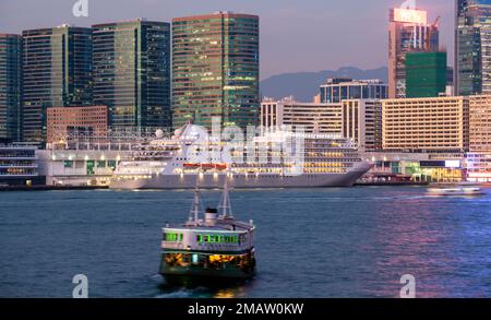 La prima nave da crociera internazionale in tre anni naviga ad Hong Kong dall'inizio della pandemia. The Silver Spirit, attraccato all'Ocean Terminal. Foto Stock