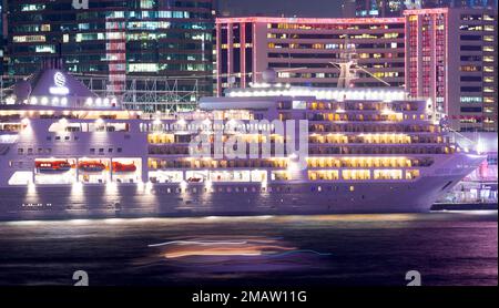 La prima nave da crociera internazionale in tre anni naviga ad Hong Kong dall'inizio della pandemia. The Silver Spirit, attraccato all'Ocean Terminal. Foto Stock