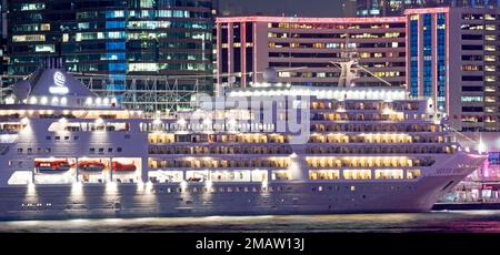 La prima nave da crociera internazionale in tre anni naviga ad Hong Kong dall'inizio della pandemia. The Silver Spirit, attraccato all'Ocean Terminal. Foto Stock