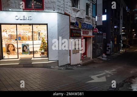 Seul, Corea. 19th Dec, 2022. Scene notturne nel quartiere di Hapjeong di Mapo-GU.Corea del Sud recentemente riaperto i suoi confini al turismo dopo la pandemia COVID-19, ma ha recentemente vietato ai cittadini della Repubblica popolare cinese a causa delle preoccupazioni variante COVID con il paese improvvisamente cadere la loro draconiana politica zero-covid. (Credit Image: © Taidgh Barron/ZUMA Press Wire) SOLO PER USO EDITORIALE! Non per USO commerciale! Foto Stock