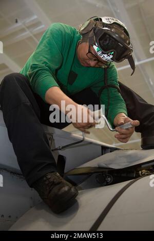 MARE DELLE FILIPPINE (5 giugno 2022) Aviation Machinist’s Mate 2nd Class Pao Wong, da Los Angeles, conduce la manutenzione degli aeromobili a bordo della portaerei di classe Nimitz USS Abraham Lincoln (CVN 72). Abraham Lincoln Strike Group è in fase di implementazione pianificata nell'area delle operazioni della flotta 7th degli Stati Uniti per migliorare l'interoperabilità attraverso alleanze e partnership e al tempo stesso fungere da forza di risposta pronta a sostegno di una regione indomPacifico libera e aperta. Foto Stock