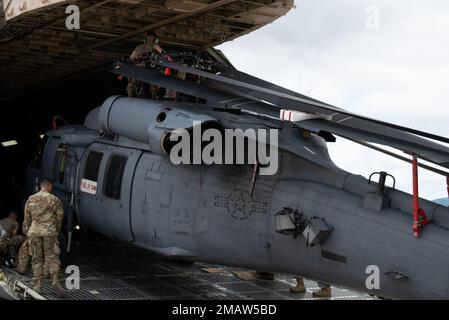 Riserva Citizen Airmen da 349th Air Mobility Wing, soldati dalla 49th militare di polizia della Guardia dell'esercito della California, E gli Airmen della California Air National Guard's 129th Rescue Wing caricano un elicottero HH-60G a forma di nave Hawk su una C-5M Super Galaxy durante Nexus Rising alla base della Guardia Nazionale di Moffett Air, California, 05 giugno 2022. Nexus Rising è un esercizio di preparazione progettato per testare la capacità dell'ala di generare, impiegare e sostenere operazioni aeree in un ambiente di combattimento simulato. La riserva Citizen Airmen della base dell'aeronautica di Travis ha collaborato con l'esercito della California e l'aeronautica nazionale G. Foto Stock