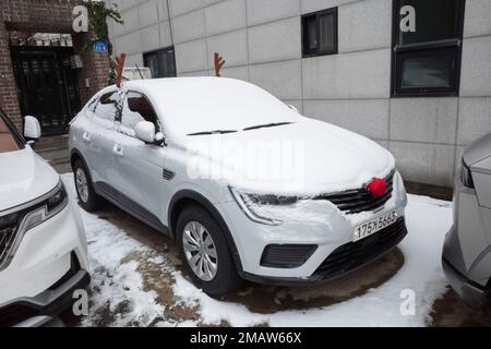 Seul, Corea. 21st Dec, 2022. Le auto coperte di neve e i tergicristalli tenuti in funzione per evitare il congelamento nelle giornate invernali, Nel quartiere di Hapjeong di Mapo-GU.Corea del Sud ha recentemente riaperto i suoi confini al turismo dopo la pandemia COVID-19, ma ha recentemente vietato ai cittadini della Repubblica popolare cinese a causa delle preoccupazioni variante COVID con il paese improvvisamente cadere la loro draconiana politica zero-covid. (Credit Image: © Taidgh Barron/ZUMA Press Wire) SOLO PER USO EDITORIALE! Non per USO commerciale! Foto Stock