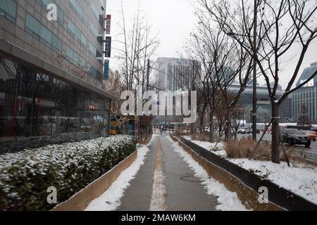 Seul, Corea. 21st Dec, 2022. Un marciapiede arato e salato vicino al Palazzo Gyeongbokgoong su un freddo nevoso inverno day.South Corea recentemente riaperto i suoi confini al turismo dopo il COVID-19 Pandemic, ma ha recentemente sbarazzato i cittadini della Repubblica popolare cinese a causa delle preoccupazioni variante COVID con il paese improvvisamente cadere il loro draconian zero-covid politica. (Credit Image: © Taidgh Barron/ZUMA Press Wire) SOLO PER USO EDITORIALE! Non per USO commerciale! Foto Stock