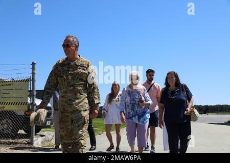 North Carolina National Guardsmen Chief Warrant Officer 5 Ronald Williams (a sinistra), un ufficiale di sicurezza della Brigata dell'Aviazione di combattimento 449th esce dall'eliporto con la sua famiglia durante la sua cerimonia di pensionamento a Morrisville, N.C., 5 giugno 2022. In onore del suo pensionamento, Williams ha condotto un ultimo volo per l'NCNG con suo figlio, Chief Warrant Officer 3 Derek Williams, maestro di pistola per la sede centrale e la sede centrale, 1st battaglione, 130th Aviation Regiment, 449th CAB. (STATI UNITI Guardia nazionale dell'esercito presa da Hannah Tarkelly) Foto Stock