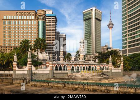 la moschea jamek e la torre di kuala lumpur presso il fiume della vita a Kuala Lumpur, Malesia Foto Stock