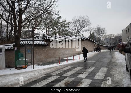 Seul, Corea. 21st Dec, 2022. Le pareti esterne del Palazzo Gwanghwamun in un freddo inverno nevoso day.South Corea ha recentemente riaperto i suoi confini al turismo dopo la Pandemia COVID-19, ma ha recentemente bandito i cittadini della Repubblica popolare cinese a causa delle preoccupazioni variante COVID con il paese improvvisamente cadere la loro draconiana politica zero-covid. (Credit Image: © Taidgh Barron/ZUMA Press Wire) SOLO PER USO EDITORIALE! Non per USO commerciale! Foto Stock