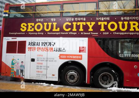 Seul, Corea. 21st Dec, 2022. Un autobus turistico a due piani per il tour della città di Seoul parcheggiato in attesa di passeggeri. La Corea del Sud ha recentemente riaperto i suoi confini al turismo dopo la pandemia COVID-19, ma ha recentemente vietato ai cittadini della Repubblica popolare cinese a causa delle preoccupazioni variante COVID con il paese improvvisamente cadere la loro politica draconiana zero-covid. (Credit Image: © Taidgh Barron/ZUMA Press Wire) SOLO PER USO EDITORIALE! Non per USO commerciale! Foto Stock