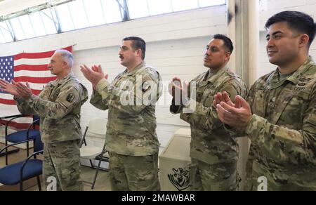 I soldati della Guardia Nazionale della California applaudono per il comando Sgt. Major Aaron Cardoza, il precedente Battaglione di supporto della Brigata del 40th, mentre riceve un premio per l'eccellenza nella leadership all'Armeria di Kearny Mesa, California, il 5 giugno 2022. Il premio è stato conferito da CSM Rodney Plamondon, 79th° squadra di combattimento della Brigata di Fanteria, alla presenza di 79th ufficiali non commissionati dell'IBCT. Foto Stock