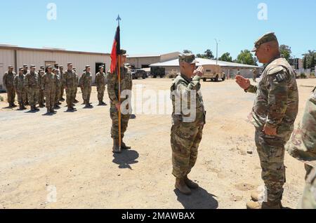 STATI UNITI Randy Lau, comandante della brigata, 79th° squadra di combattimento della brigata di fanteria, assegna la medaglia al merito californiana alla guardia di stato californiana, il Colón Charles Kim, giudice del comando marittimo alleato, per il suo servizio all'IBCT 79th durante XCTC-2021 all'armeria di Kearny Mesa, California, il 5 giugno 2022. La California Medal of Merit viene assegnata a una persona che si distingue per un servizio eccezionalmente meritorio nello Stato della California o negli Stati Uniti. (STATI UNITI Foto dell'esercito di Sgt. Simone Lara) Foto Stock