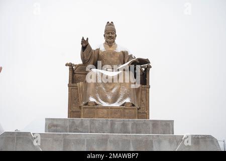 Seul, Corea. 21st Dec, 2022. La statua del re Sejong della dinastia Sejong che si erge sopra una strada trafficata vicino al Palazzo Gyeongbokgoong. La Corea del Sud ha recentemente riaperto i suoi confini al turismo dopo la pandemia COVID-19 ma ha recentemente bloccato i cittadini della Repubblica popolare cinese a causa di preoccupazioni variante COVID con il paese improvvisamente cadere la loro politica draconiana a zero covid. (Credit Image: © Taidgh Barron/ZUMA Press Wire) SOLO PER USO EDITORIALE! Non per USO commerciale! Foto Stock