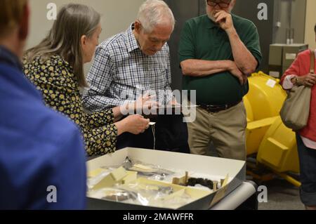 Tonia Deetz-Rock, vicedirettore e curatore del museo navale di Hampton Roads, mostra alcuni dei manufatti relativi alla USS Cumberland che sono conservati presso la struttura di stoccaggio degli artefatti del museo a bordo della stazione navale di Norfolk. La USS Cumberland, un anello di guerra nella Union Navy, affondò il 8 marzo 1862 durante una battaglia con il ram stro confederato CSS Virginia. Il museo è il deposito per i manufatti recuperati dal Cumberland. Foto Stock