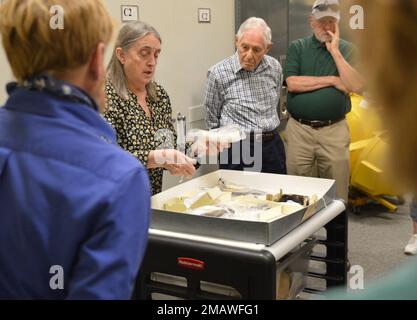 Tonia Deetz-Rock, vicedirettore e curatore del museo navale di Hampton Roads, mostra alcuni dei manufatti relativi alla USS Cumberland che sono conservati presso la struttura di stoccaggio degli artefatti del museo a bordo della stazione navale di Norfolk. La USS Cumberland, un anello di guerra nella Union Navy, affondò il 8 marzo 1862 durante una battaglia con il ram stro confederato CSS Virginia. Il museo è il deposito per i manufatti recuperati dal Cumberland. Foto Stock