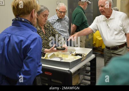 Tonia Deetz-Rock, vicedirettore e curatore del museo navale di Hampton Roads, mostra alcuni dei manufatti relativi alla USS Cumberland che sono conservati presso la struttura di stoccaggio degli artefatti del museo a bordo della stazione navale di Norfolk. La USS Cumberland, un anello di guerra nella Union Navy, affondò il 8 marzo 1862 durante una battaglia con il ram stro confederato CSS Virginia. Il museo è il deposito per i manufatti recuperati dal Cumberland. Foto Stock