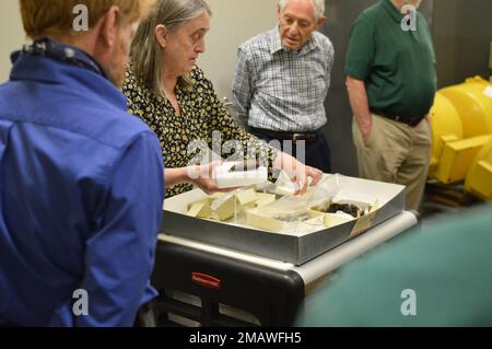 Tonia Deetz-Rock, vicedirettore e curatore del museo navale di Hampton Roads, mostra alcuni dei manufatti relativi alla USS Cumberland che sono conservati presso la struttura di stoccaggio degli artefatti del museo a bordo della stazione navale di Norfolk. La USS Cumberland, un anello di guerra nella Union Navy, affondò il 8 marzo 1862 durante una battaglia con il ram stro confederato CSS Virginia. Il museo è il deposito per i manufatti recuperati dal Cumberland. Foto Stock