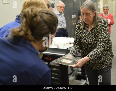 Tonia Deetz-Rock, vicedirettore e curatore del museo navale di Hampton Roads, mostra alcuni dei manufatti relativi alla USS Cumberland che sono conservati presso la struttura di stoccaggio degli artefatti del museo a bordo della stazione navale di Norfolk. La USS Cumberland, un anello di guerra nella Union Navy, affondò il 8 marzo 1862 durante una battaglia con il ram stro confederato CSS Virginia. Il museo è il deposito per i manufatti recuperati dal Cumberland. Foto Stock