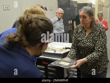 Tonia Deetz-Rock, vicedirettore e curatore del museo navale di Hampton Roads, mostra alcuni dei manufatti relativi alla USS Cumberland che sono conservati presso la struttura di stoccaggio degli artefatti del museo a bordo della stazione navale di Norfolk. La USS Cumberland, un anello di guerra nella Union Navy, affondò il 8 marzo 1862 durante una battaglia con il ram stro confederato CSS Virginia. Il museo è il deposito per i manufatti recuperati dal Cumberland. Foto Stock