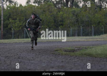 Ethan Catanach, un uomo di fanteria assegnato agli Stati Uniti L'Army Alaska, con sede nella Joint base Elmendorf-Richardson, in Alaska, partecipa a un viaggio di 12 miglia a marzo 6 alla Lightning Academy, Schofield Barracks East Range, Hawaii, durante il Concorso migliore guerriero dell'USARPAC del 2022. USARPAC BWC 2022 è una competizione annuale di una settimana composta da concorrenti di più unità USARPAC in tutto il territorio dell'Indo-Pacifico. Gli ufficiali non commissionati e i soldati giovani arruolati sono valutati in diverse categorie, come la conoscenza militare generale, le abilità di base del soldato e la forma fisica. Foto Stock