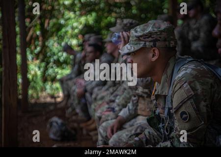 Jacob Byrd, un musicista assegnato agli Stati Uniti Army Japan, di stanza a Camp Zama, in Giappone, ascolta le istruzioni impartite dai gradatori il 6 giugno alla Lightning Academy, Schofield Barracks East Range, Hawaii, durante il Concorso migliore guerriero dell'USARPAC del 2022. USARPAC BWC 2022 è una competizione annuale di una settimana composta da concorrenti di più unità USARPAC in tutto il territorio dell'Indo-Pacifico. Gli ufficiali non commissionati e i soldati giovani arruolati sono valutati in diverse categorie, come la conoscenza militare generale, le abilità di base del soldato e la forma fisica. Foto Stock