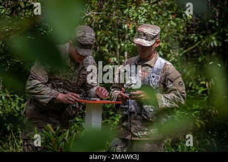 Jacob Byrd, un musicista assegnato agli Stati Uniti L'esercito giapponese ha stazionato a Camp Zama, Giappone, guarda Sgt. Ethan Catanach, un fantino assegnato agli Stati Uniti Army Alaska ha stazionato presso la Joint base Elmendorf, Alaska, guarda la sua bussola il 6 giugno alla Lightning Academy, Schofield Barracks East Range, Hawaii, durante il Concorso migliore guerriero dell'USARPAC del 2022. USARPAC BWC 2022 è una competizione annuale di una settimana composta da concorrenti di più unità USARPAC in tutto il territorio dell'Indo-Pacifico. Gli ufficiali non commissionati e i soldati giovani arruolati sono valutati in diverse categorie come il kno militare generale Foto Stock