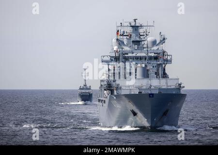 220606-N-MZ836-1112 MAR BALTICO (6 giugno 2022) – la nave tedesca di rifornimento di classe berlinese FGS Berlin (A 1411), Right, e la nave polacca di classe Lublino ORP Torun (825), navigano in formazione dietro la nave d'assalto anfibio di classe Wasp USS Kearsarge (LHD 3) durante il BALTOPS 22, 6 giugno 2022. BALTOPS 22 è il principale esercizio di attività marittima nella regione baltica. L'esercizio, condotto dalle forze navali statunitensi Europa-Africa, ed eseguito dalle forze navali di attacco e supporto NATO, offre un'opportunità di formazione unica per rafforzare le capacità di risposta combinate fondamentali per preservare la fre Foto Stock