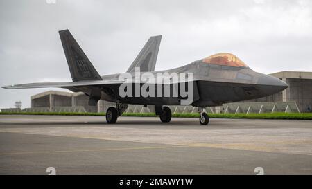 NEGLI STATI UNITI Air Force F-22 Raptor assegnato ai 199th Fighter Squadron taxi lungo la linea di volo a Kadena Air base, Giappone, 6 giugno 2022. La generazione di sorti da Kadena consente al 199th FS di creare esperienza operativa nell'ambiente fisicamente vasto e strategicamente complesso del Pacifico, migliorando la disponibilità e l'interoperabilità. Foto Stock