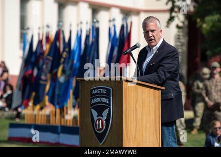 Il Sen. Dan Sullivan (R-Alaska) degli Stati Uniti, parla durante la cerimonia di ritornello della 11th Airborne Division, 6 giugno 2022, al Pershing Parade Field, Joint base Elmendorf-Richardson, Alaska. L'attivazione riporta la storica 11th Airborne Division ad un ruolo attivo dell'esercito, con particolare attenzione alle operazioni in condizioni climatiche estreme e in ambienti montani ad alta quota. Le cerimonie a Fort Wainwright e Joint base Elmendorf-Richardson hanno reflaged il 1st Stryker Brigade Combat Team, la 25th° Divisione Fanteria e la 4th° squadra di combattimento della Brigata Fanteria (Airborne), la 25th° Divisione Fanteria, nella 1s Foto Stock