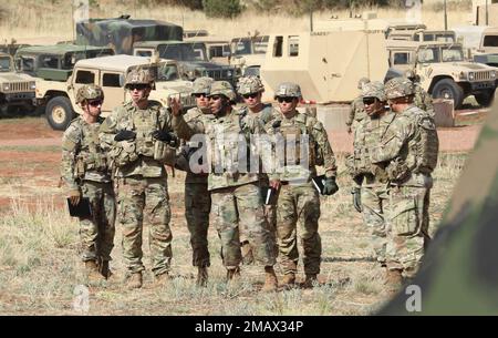 Il generale David Hodne, comandante della divisione fanteria 4th e di Fort Carson, riceve un breve durante un Command Post Exercise Zero (CPX0), il 8 giugno 2022, a Fort Carson, Colorado. CPX0 permette alla Divisione Fanteria 4th di mostrare come possono essere “PRONTI” a schierare, combattere e vincere le guerre della nazione. Foto Stock