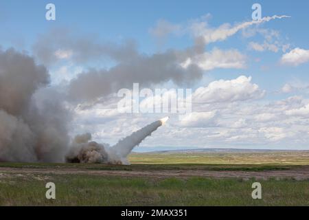 Due M142 High Mobility Artillery Rocket System (HIMARS) da Alpha Battery, 5th Battaglione, 113th Field Artillery Regiment, North Carolina National Guard, un comando subordinato alla 65th Field Artillery Brigade, Utah National Guard, razzi di fuoco lungo il raggio d'azione durante il Western Strike 22 presso l'Orchard Combat Training Center, Idaho. Western Strike 22 è un esercizio di addestramento al combattimento esportabile condotto dalla Brigata di artiglieria da campo 65th della Guardia Nazionale dello Utah, che fornisce ai soldati della Guardia Nazionale un addestramento immerso simile a un Combat Training Center e mira ad aumentare le readi dell'unità partecipante Foto Stock