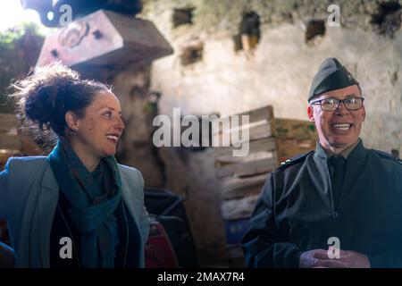 La signora Florie Tap, la bisnonna di Madame Brisset e del Gen. Greg Brady, comandante generale del comando militare militare militare e missilistico 10th, si trova nel fienile esatto in cui Madame Brisset ha nascosto tre paracadutisti americani dalle pattuglie nemiche il 6 giugno 1944. Foto Stock