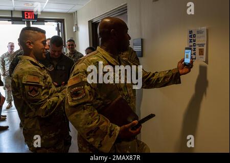 Henry R. Jeffress, III, 8th Fighter Wing Commander, esegue la scansione di un codice QR da allegare al Wi-Fi di base durante un brief di immersione sulla base aerea di Kunsan, Repubblica di Corea, 6 giugno 2022. L'obiettivo del progetto è di completare l'installazione in Wi-Fi gratuito in modo che Wolf Pack Airmen possa rimanere connesso in qualsiasi punto della base. Foto Stock