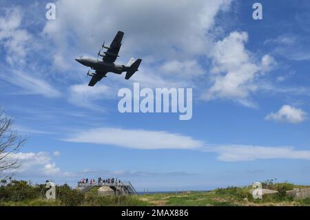 A C130 vola su Point du Hoc in Normandia Francia il 6 giugno 2022. I vincitori della V Corps' Ehlers Cup e gli sponsor hanno avuto l'opportunità unica di visitare la Francia in Normandia nel 78th anniversario dell'invasione del D-Day. Foto dell'esercito degli Stati Uniti da parte dello staff Sgt. Kenneth D Burkhart Foto Stock