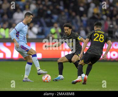 Riyadh, Arabia Saudita. 19th Jan, 2023. Cristiano Ronaldo (L) della squadra della stagione di Riyadh compete durante la partita della Coppa della stagione di Riyadh tra la squadra della stagione di Riyadh e il Paris Saint-Germain FC al King Fahd International Stadium di Riyadh, in Arabia Saudita, il 19 gennaio 2023. Credit: Kalid Abdulfaattah/Xinhua/Alamy Live News Foto Stock