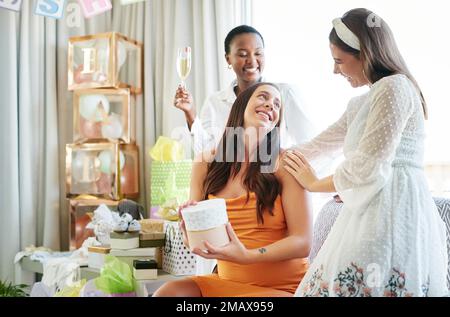 Questo è il miglior regalo che potrei chiedere. una madre incinta per ricevere i regali dai suoi amici al suo acquazzone del bambino. Foto Stock