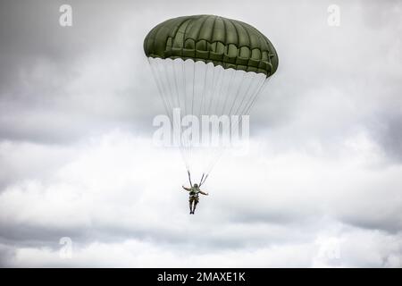 La squadra di salto di libertà, sia il dovere attivo che il personale militare in pensione, ed i paracadutisti assegnati alla 82nd divisione di trasporto aereo saltano in Normandia, Francia, 7 giugno 2022. Il personale e i paracadutisti sono saliti in onore dei paracadutisti che sono saliti in Normandia nel 1944. Foto Stock