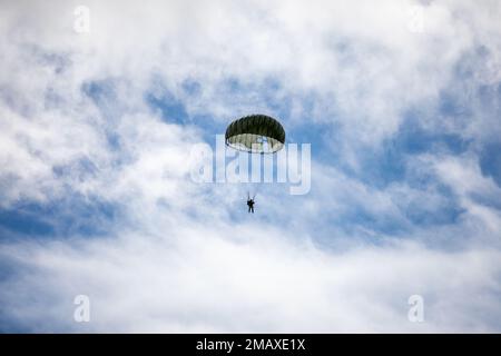 La squadra di salto di libertà, sia il dovere attivo che il personale militare in pensione, ed i paracadutisti assegnati alla 82nd divisione di trasporto aereo saltano in Normandia, Francia, 7 giugno 2022. Il personale e i paracadutisti sono saliti in onore dei paracadutisti che sono saliti in Normandia nel 1944. Foto Stock