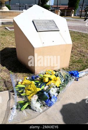 220607-N-OX321-1072 STAZIONE AERONAVALE SIGONELLA, Italia (7 giugno 2022) – i fiori sono stati deposti ai piedi di un monumento commemorativo della seconda guerra mondiale, inscritto con una citazione di Winston Churchill, “Mai nel campo del conflitto umano era dovuto così tanto da tanti a così pochi”, come parte della cerimonia che commemorava il 80th° anniversario della Battaglia di Midway tenutasi a NAS Sigonella, il 7 giugno 2022. La battaglia di Midway è spesso considerata come un punto di svolta critico nel Pacifico durante la seconda guerra mondiale La posizione strategica di NAS Sigonella consente alle forze nazionali statunitensi, alleate e partner di implementare e rispondere come richieste Foto Stock