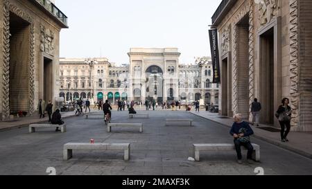 Particolare architettonico della Piazza del Duomo della città di Milano con sullo sfondo la Galleria Vittorio Emanuele II Foto Stock